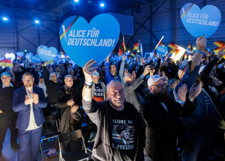 AfD:n vaalilauseita on ”Alice für Deutschland” (Alice Saksalle). Yksi natsien iskulauseista kuului ”Alles für Deutschland” (kaikki Saksalle).