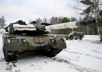 Kolmen Leopard 2 -raivauspanssarivaunun lisäksi uudessa apupaketissa on niiden käyttöön ja kunnossapitoon liittyvää koulutusta.