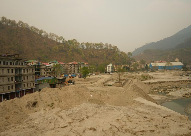 Viimevuotisen tulvan jäljet näkyvät yhä valtavina hiekka- ja lietekasoina Sikkimin Rangpossa.