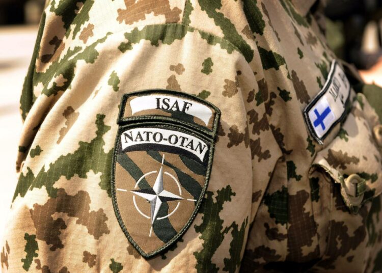 Nato-jäsenyyden vastustajia on kannattajiin verrattuna yli kaksinkertainen määrä. Suomalaisen rauhanturvaajan ISAF- ja NATO-tunnukset Mazar-e-Sharifin tukikohdassa Afganistanissa.