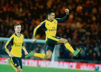 Arsenalin Alexis Sanchez (oik.).