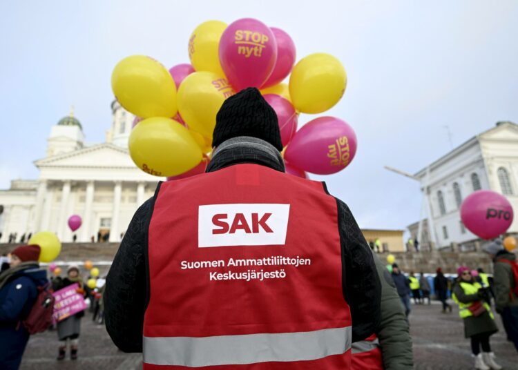 Mielenosoittajia kokoontui SAK:n ja STTK:n järjestämään hallituksen suunnittelemia työelämän heikennyksiä vastustavaan Stop Nyt! -mielenosoitukseen Helsingin Senaatintorilla 1. helmikuuta 2024.