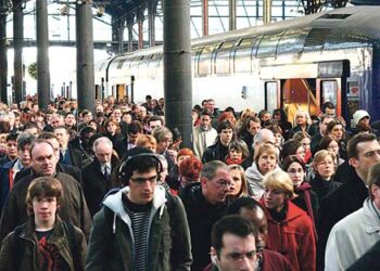 Jokainen meistä on monikulttuurisen maailman kansalainen. Kuvassa ihmisiä Gare Saint-Lazaren asemalla Pariisissa.