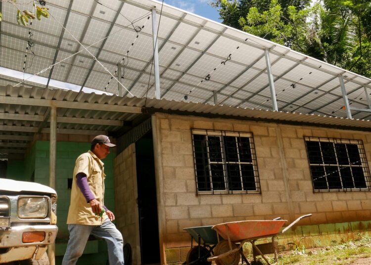 Junta de Agua del Cantón El Zapote on El Salvadorin suurin aurinkovoimalla toimiva yhteisövesiprojekti. Laitos on hybridi, joka voi tarvittaessa turvautua myös valtakunnan verkon toimittamaan vesivoimaan.