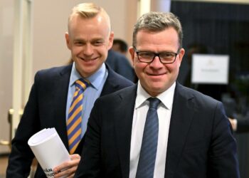 Kokoomuksen vaihtoehtobudjettityöryhmän puheenjohtaja Timo Heinonen ja puolueen puheenjohtaja Petteri Orpo (oik.) vaihtoehtobudjetin julkistustilaisuudessa marraskuussa.