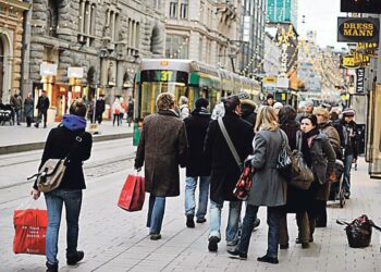 Veronpalautukset ja jo ennen joulua käynnistetyt alennusmyynnit pitivät joulukaupan pinnalla tänä vuonna. Vuoden kuluttua kaikki taitaa olla toisin.