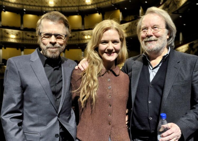 Svenska-teatterin Kristina från Duvemåla -musikaalin tekijät Björn Ulvaeus (vas.), Benny Andersson (oik.) ja  yksi pääosan esittäjistä Birthe Wingren.