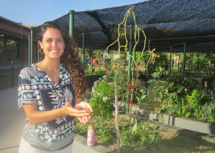 Agrologi Joana Duboc opettaa opettaa agroekologiaa ja johtaa brasilialaisen kansalaisliikkeen kasvitarhaa Rio de Janeirossa.