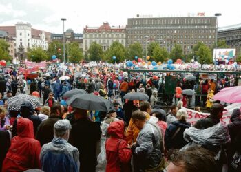 Sateinen Rautatientori Helsingissä oli täynnä vihaisia ihmisiä 18.9.2015.