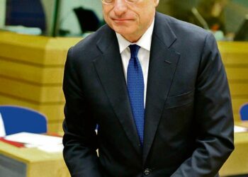 Euroopan keskuspankin pääjohtaja Mario Draghi johtaa kirjoittajan mielestä luokkataisteluorganisaatiota.