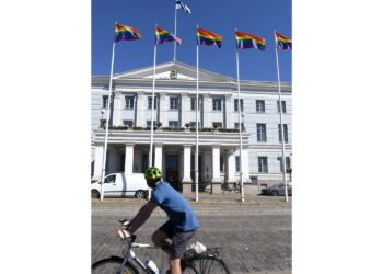 Parhaiten riskienhallinta on hoidossa Helsingissä, Espoossa ja Tampereella. Sateenkaariliput liehuvat Helsingin kaupungintalolla Helsinki Pride -viikon avajaispäivänä.