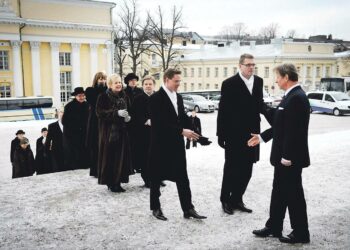 Matti Vanhasen kakkoshallitus saapui pääministerin ja valtiovarainministeri Jyrki Kataisen johdolla valtiopäivien ekumeeniseen jumalanpalvelukseen 4. helmikuuta.