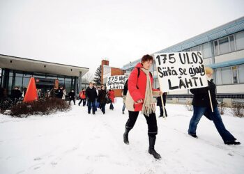 Finanssikriisi on seurausta kokoomuslaisesta vapaus-ideologiasta, toteaa kirjoittaja. Sen seurauksena sadoilla työpaikoilla käydään lomautuksiin ja irtisanomisiin johtavia yt-neuvotteluja. Kuva Tikkurilan maalitehtaalta.