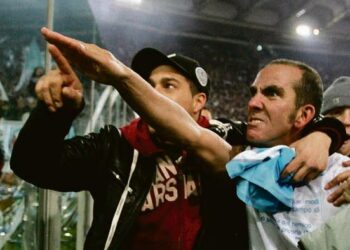 Paolo Di Canio kohahdutti fasistitervehdyksellään Lazio – AS Roma -ottelun jälkeen vuonna 2005.