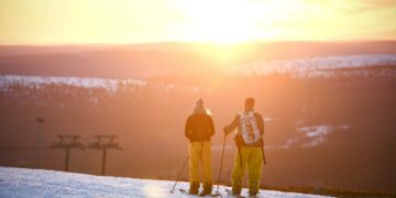 Napatkoon aikainen sirkku matonsa, kun minä käännän kylkeä, kirjoittaa lukijamme. Vapaalaskijat ihailevat yöttömän yön auringonnousua Ylläksellä toukokuussa.