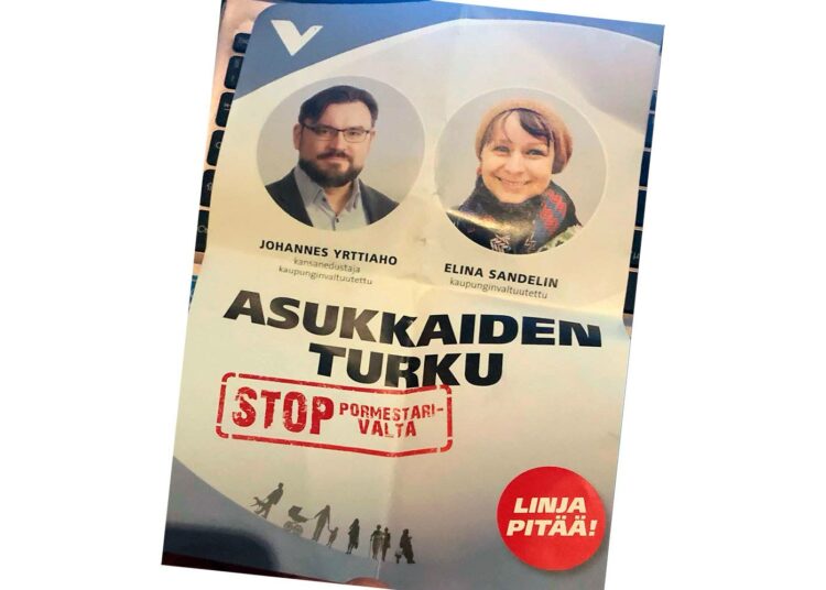 Turussa on jaettu vaalimainoksia, joissa on Johannes Yrttiahon ja Elina Sandelinin kuvat sekä vasemmistoliiton logo. Sandelin on Asukkaiden Turku -ryhmän ehdokas kuntavaaleissa.