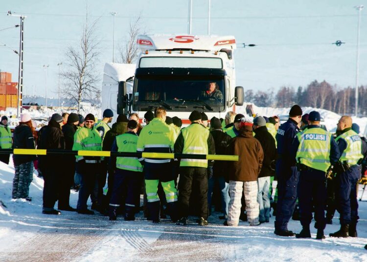 Ahtaajat osoittivat mieltä torstaina Kotkan Mussalon satamassa rikkurityötä vastaan.