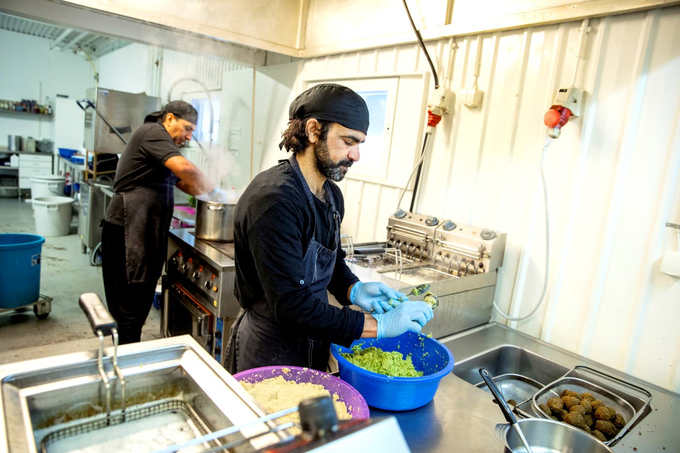 Vapaaehtoistyö ja joukkorahoitus tuottaa tulosta: Falafel-tehdas työllistää  turvapaikanhakijoita Kaarinassa – KU