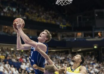 Lauri Markkanen esiintyi edukseen Ruotsi-ottelussa.