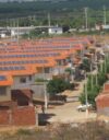 Kylän katoilla on 9 144 aurinkopaneelia, jotka vajaan kolmen vuoden ajan tuottivat sähköä ja ylimääräisiä tuloja kylän tuhannelle perheelle. Niiden vuosien aikana asukkaiden elinympäristö koheni monin tavoin, mutta aurinkovoimalan lopetettua toimintansa kylä on nopeasti alkanut rapistua.