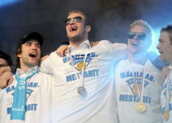 Jääkiekon MM-kultamitalistit juhlivat lavalla kansanjuhlassa Helsingin Kauppatorilla maanantaina.