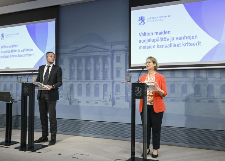 Ympäristöministeri Kai Mykkänen ja maa- ja metsätalousministeri Sari Essayah kertoivat vanhojen metsien kansallisista kriteereistä ja niihin liittyvästä kokonaisuudesta tiistaina.