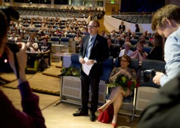 SAK:n uudeksi puheenjohtajaksi valittiin Jarkko Eloranta. Vieressä PAMin puheenjohtaja Ann Selin.