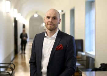 "Tiistaina aamulla oli hyvin absurdi olo lyödä puku päälle ja lähteä kansanedustajaksi”, sanoo vasemmistoliiton kansanedustaja Timo Furuholm.