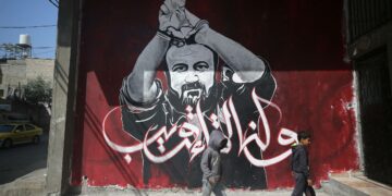 Marwan Barghoutia esittävä seinämaalaus kuvattiin Jabaliassa Gazassa viime vuoden huhtikuussa. Jabalian kaikki rakennukset on sittemmin tuhottu Israelin pommituksissa.