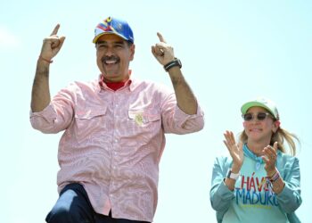 Nicolás Maduro julistettiin pian äänestyksen päättymisen jälkeen Venezuelan presidentinvaalien voittajaksi. Kuvassa hän kampanjoi vaaleja edeltävänä torstaina seurassaan vaimonsa Cilia Flores.