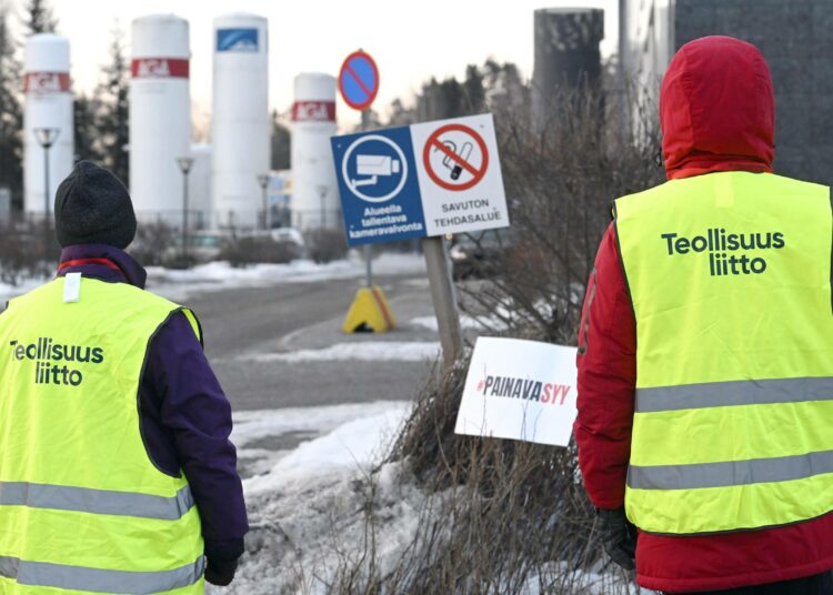 Teollisuusliiton lakkovahdit päivystivät piikiekkovalmistaja Okmeticin tehtaan portilla Vantaalla 11. maaliskuuta. SAK ja osa sen jäsenliitoista aloittivat tuolloin uusia poliittisia työtaistelutoimia.
