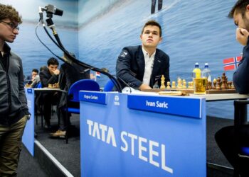 Shakin maailmanmestari Magnus Carlsen (keskellä) ottelussaan Ivan Saricia (oik.) vastaan.