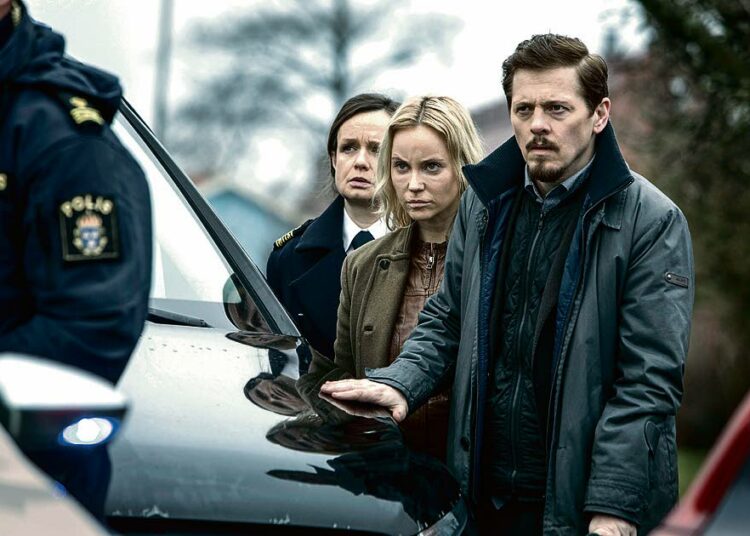 Silta alkoi Suomessa keskellä kesää vuonna 2013. Ensi sunnuntaina se loppuu. Kuvassa Linn (Maria Kulle), Saga (Sofia Helin) ja Henrik (Thure Lindhardt).