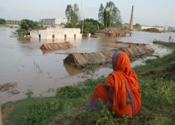 Intian maanviljelijät ovat ilmastonmuutoksen armoilla. Kuivuus vie monelta viljasadon tai tuhotulva hävittää kodinkin, kuten kuvan naiselta, joka asuu Odishan osavaltion Bhubaneswarissa.