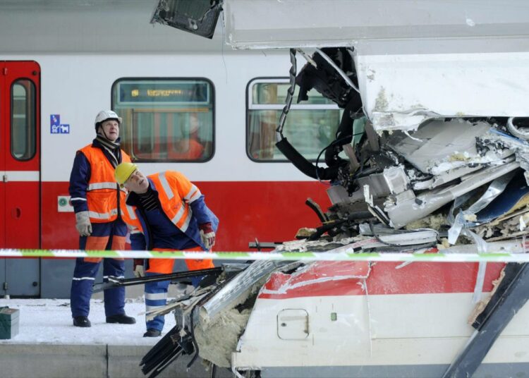 Helsingin rautatieasemalla seinään törmänneet junavaunut saatiin irrotetuksi tiistaina. Läheltä piti -tilanteesta selvittiin ilman henkilövahinkoja.