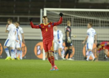 Romanian Vlad Chiriches tuuletti joukkueensa johtomaalia tiistaina Helsingin Olympiastadionilla.