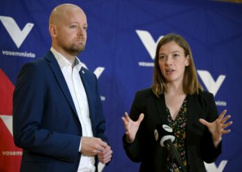 Vasemmistoliiton puheenjohtaja Li Andersson ja eduskuntaryhmän puheenjohtaja Jussi Saramo vasemmistoliiton puoluevaltuuston kokouksen tiedotustilaisuudessa Helsingissä.