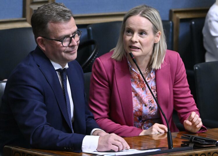 Pääministeri Petteri Orpoa grillattiin torstain kyselytunnilla eduskunnassa soteasioista. Vieressä valtiovarainministeri Riikka Purra.