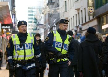 Poliisit partioivat Tukholman Drottninggatanilla sunnuntaina.