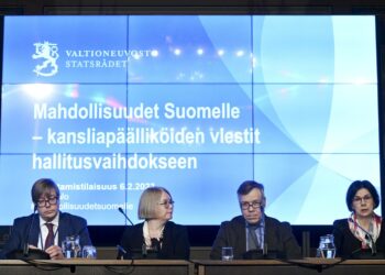 Ulkoministeriön kansliapäällikkö Jukka Salovaara, liikenne- ja viestintäministeriön kansliapäällikkö Minna Kivimäki, valtiovarainministeriön kansliapäällikkö Juha Majanen ja opetus- ja kulttuuriministeriön kansliapäällikkö Anita Lehikoinen (oik.) esittelivät Mahdollisuudet Suomelle -asiakirjaa Helsingissä.