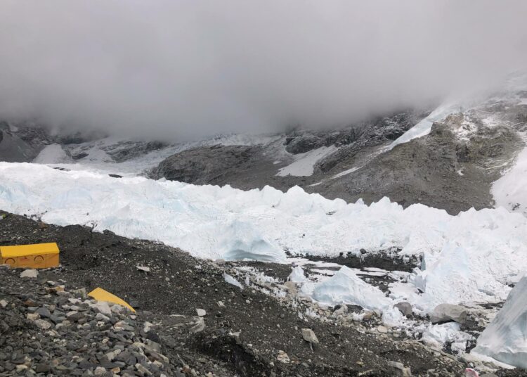 Khumbun jäätikkö Mt. Everestilla. Kohoavat lämpötilat sulattavat jäätiköitä alati kiihtyvällä vauhdilla.