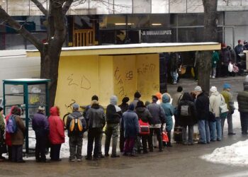 Estettävissä olevien kuolemien määrä on huonotuloisten ja huono-osaisten joukossa nelin viisinkertainen ylimpään tuloluokkaan verrattuna. Kuva leipäjonosta Helsingistä.