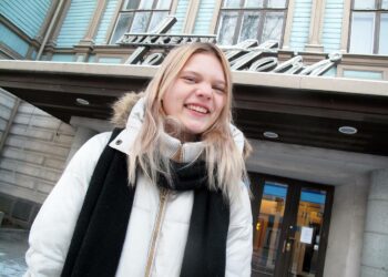 Alma Laukkanen on nuori teatterintekijä, joka vie omat tunteensa näyttämölle. Hän esimerkiksi purkaa vihaa roolihahmossaan.