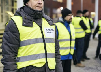 Lakkovahteja Sinebrychoffin Keravan panimon portilla marraskuun puolivälissä.