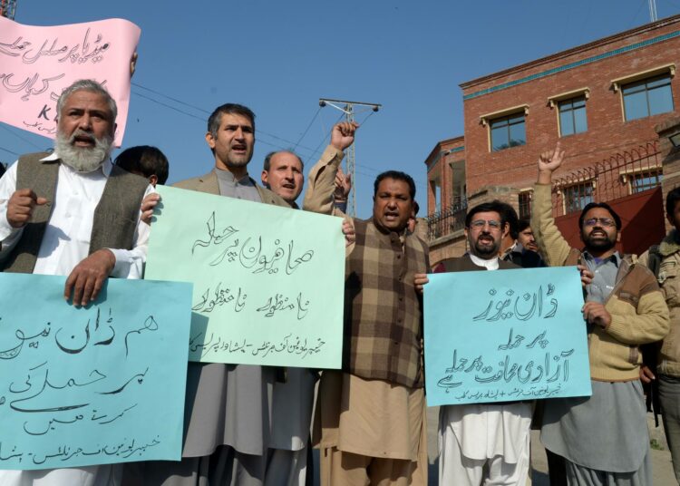 Pakistanilaiset journalistit protestoivat Peshawarissa. Nettiyhteyksiä on rajoitettu erityisesti mielenilmausten ja poliittisen kuohunnan hetkinä.