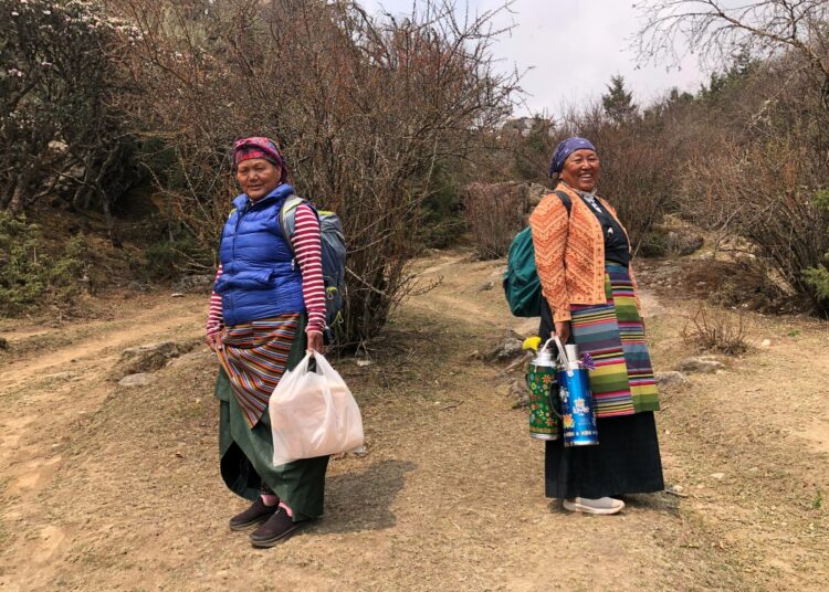 Alkuperäiskansa sherpoihin lukeutuvia naisia Nepalin Khumbun alueelta. Vuoristoyhteisöt tuntevat ilmastonmuutoksen vaikutuksen muun muassa tulvina, jotka aiheutuvat jäätiköiden sulamisesta.