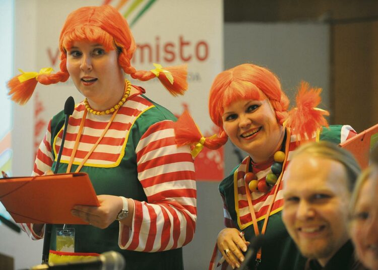 Leikkimieltä vasemmistoliitossa. Merja Kyllönen ja Minna Sirnö olivat Peppi Pitkätossuja Jyväskylän puoluekokouksessa 2010.