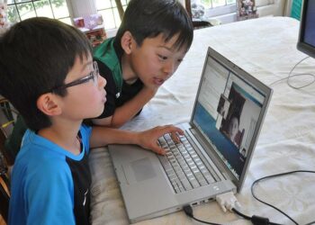 Internet on tehnyt nykynuorille helpoksi hakeutua samanhenkiseen seuraan. Yhdeksänvuotiaat kalifornialaiskaksoset Kyle and Scott Kuwahara juttelevat Skypessä kaverinsa kanssa.