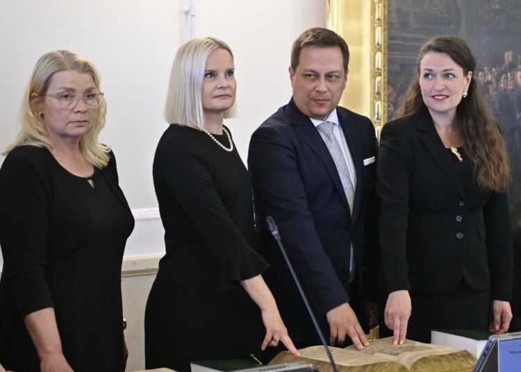 Vilhelm Junnila vannoi ministerin virkavalansa 20. kesäkuuta. Hänen kanssaan olivat perussuomalaisten Leena Meri, Riikka Purra ja kokoomuksen Anna-Kaisa Ikonen.