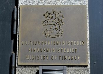 Valtiovarainministeriön ennusteen mukaan Suomen talous supistuu tänä vuonna, mutta lähtee kasvuun vuoden 2025 aikana.